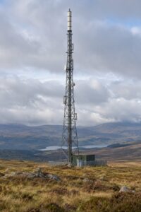how radio towers broadcast a signal